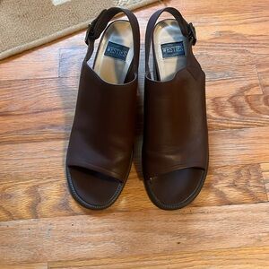 Westies, size 11. Brown.